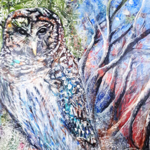 Peinture acrylique sur toile d'un hibou au regard perçant, en gros plan, dans un arbre, entouré de nature et de petites formes géométriques dans des teintes de vert, de bleu pâle, de rouge et d'oranger.