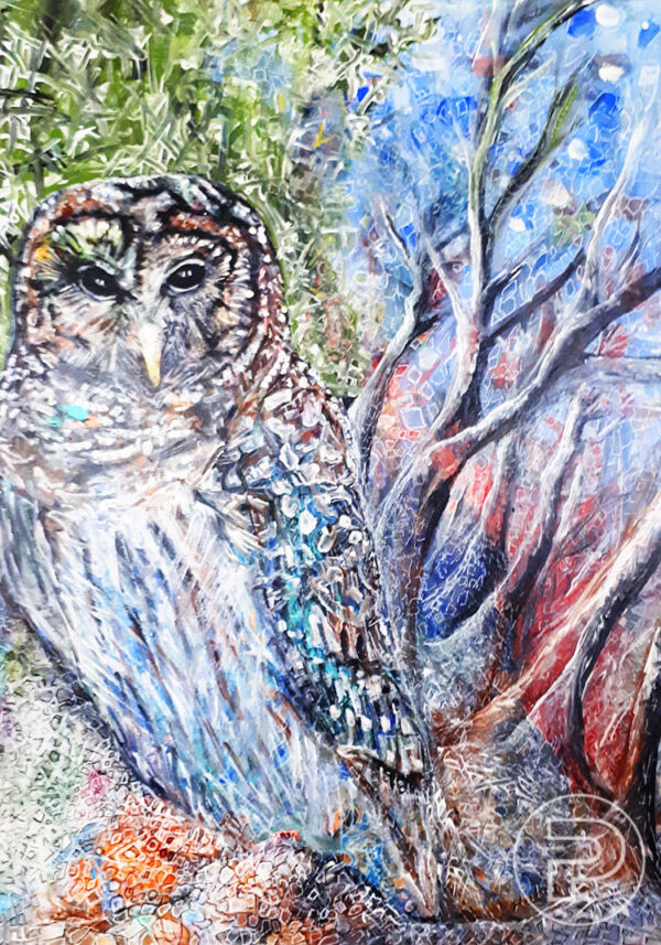 Peinture acrylique sur toile d'un hibou au regard perçant, en gros plan, dans un arbre, entouré de nature et de petites formes géométriques dans des teintes de vert, de bleu pâle, de rouge et d'oranger.