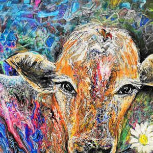 Peinture acrylique sur toile d'une vache avec le visage en gros plan avec des yeux très expressifs, entourée de couleurs, de formes géométriques colorées de tons de bleus, de vert et de rose et d'une fleur.