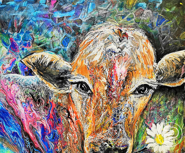 Peinture acrylique sur toile d'une vache avec le visage en gros plan avec des yeux très expressifs, entourée de couleurs, de formes géométriques colorées de tons de bleus, de vert et de rose et d'une fleur.