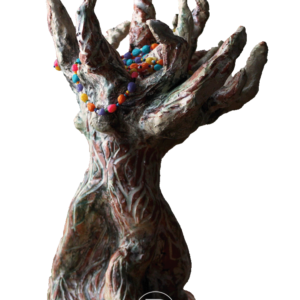 Sculpture d'argile peinte à l'acrylique représentant un arbre fait de mains ouvertes et pointant vers le ciel, de couleurs vertes, brunes et beige, tenant un collier de billes de couleurs vives de mauve, rose, jaune et orange et bleu.