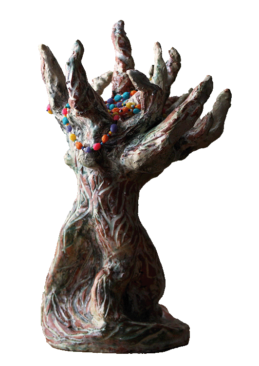 Version découpée de la sculpture d'argile peinte à l'acrylique représentant un arbre fait de mains ouvertes et pointant vers le ciel, de couleurs vertes, brunes et beige, tenant un collier de billes de couleurs vives de mauve, rose, jaune et orange et bleu.