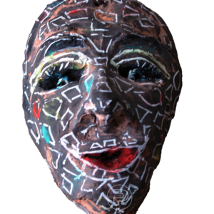 Sculpture d'argile peinte à l'acrylique représentant un masque brun foncé, orange, rouge, turquoise et jaune et des formes géométriques tracées blanches avec des yeux bleus et de longs cils définis.