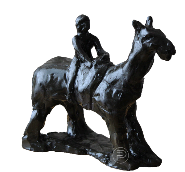 Sculpture d'argile peinte à l'acrylique représentant une personne assise sur un grand chameau ou cheval, tous deux peints en noir et regardant droit devant.