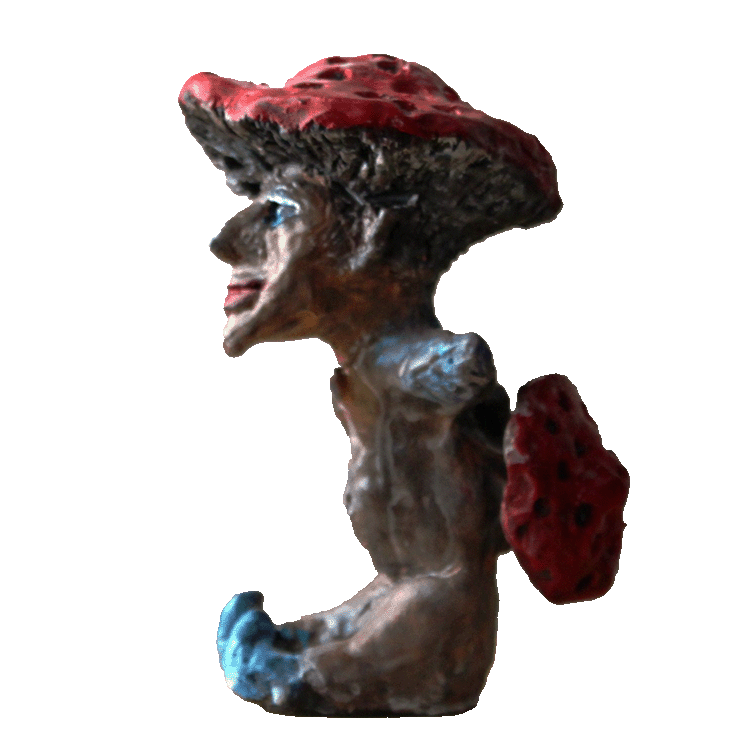Version carrée de la sculpture d'argile peinte à l'acrylique représentant un homme champignon qui ressemble à un champignon parce qu'il n'a pas de bras et qu'il est droit, brun et avec un chapeau rouge en forme de dessus de champignon, mais il a tout de même l'air content et ses yeux, son épaule gauche et ses pieds sont bleus azur.