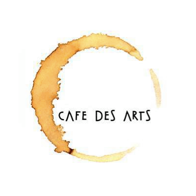 Logo du Café des Arts l'UQAM avec l'écriture noire au milieu d'un cercle doré en forme de quartier de lune.