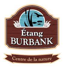 Logo de l'Étang de Burbank qui est écrit en blanc sur un fond brun en forme de pancarte, orné d'un nénuphar sur un fond turquoise.