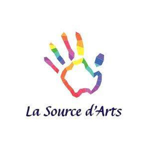 Logo de La Source d'Arts avec une main arc-en-ciel au-dessus du lettrage en noir.