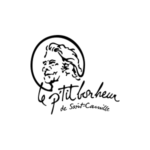 Logo de Le P'tit Bonheur de Saint-Camille avec un visage encerclé derrière le lettrage. Tout est en noir sur blanc.