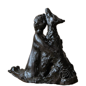 Sculpture d'argile peinte à l'acrylique représentant une femme agenouillée qui enlace son chien affectueusement, tous deux face à face et peints de noir.