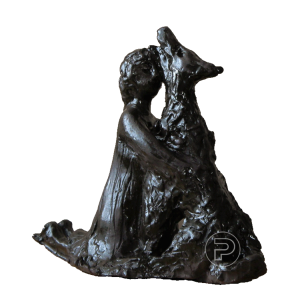 Sculpture d'argile peinte à l'acrylique représentant une femme agenouillée qui enlace son chien affectueusement, tous deux face à face et peints de noir.