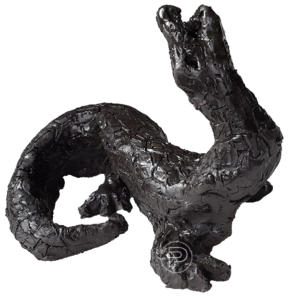 Sculpture d'argile peinte à l'acrylique, représentant un reptile, mi-dragon, mi-serpent, un dinosaure qui est complètement coloré de noir et de textures semblables à celles d'un crocodile, avec la tête tournée vers le ciel et la bouche ouverte pour rugir ou bien lancer du feu.