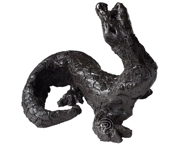 Sculpture d'argile peinte à l'acrylique, représentant un reptile, mi-dragon, mi-serpent, un dinosaure qui est complètement coloré de noir et de textures semblables à celles d'un crocodile, avec la tête tournée vers le ciel et la bouche ouverte pour rugir ou bien lancer du feu.