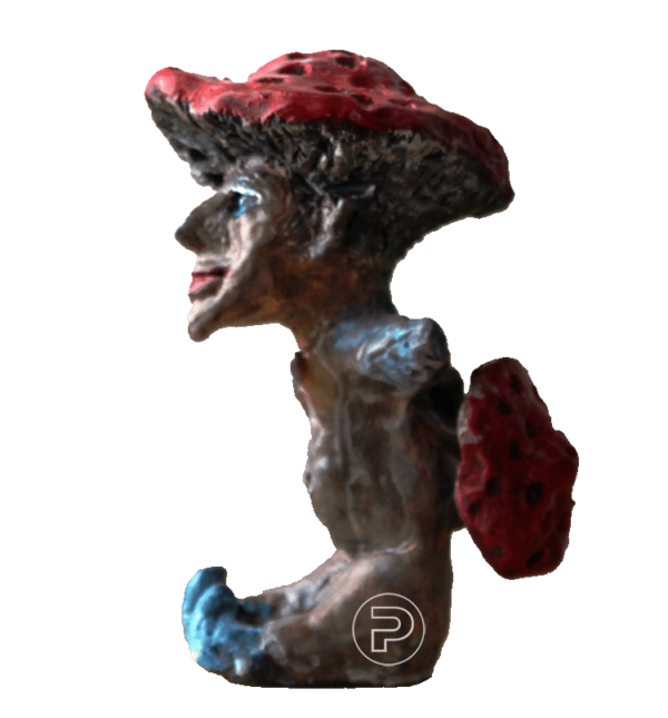 Sculpture d'argile peinte à l'acrylique représentant un homme champignon qui ressemble à un champignon parce qu'il n'a pas de bras et qu'il est droit, brun et avec un chapeau rouge en forme de dessus de champignon, mais il a tout de même l'air content et ses yeux, son épaule gauche et ses pieds sont bleus azur.